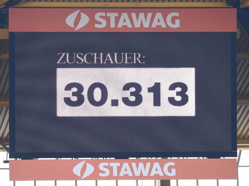 Die Anzeigetafel im Aachener Tivoli zeigt den Zuschauerrekord in der Regionalliga West an: 30.313