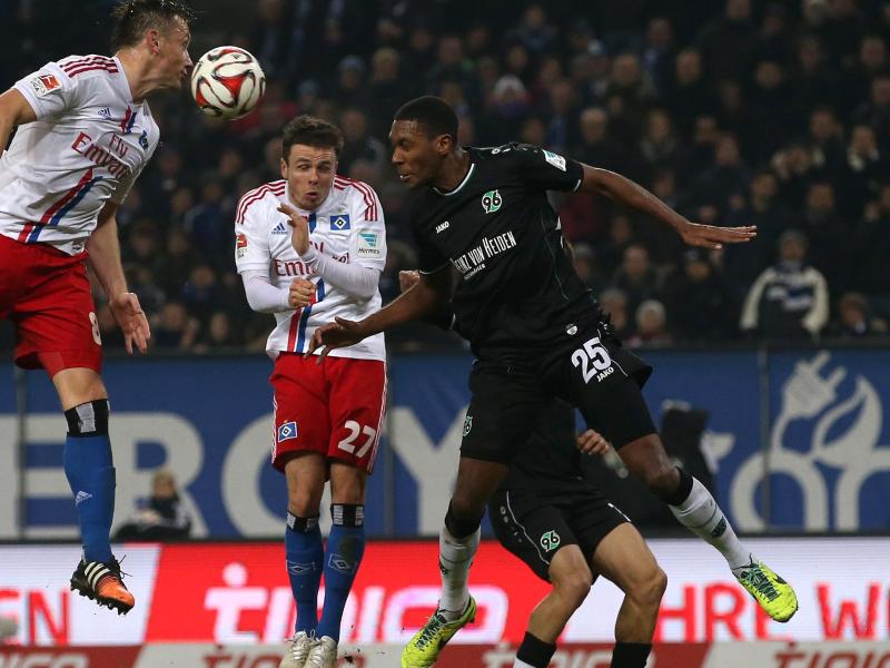 Hannovers Marcelo (r.) sorgte mit zwei unglücklichen Aktionen für den 2:1-Sieg des HSV