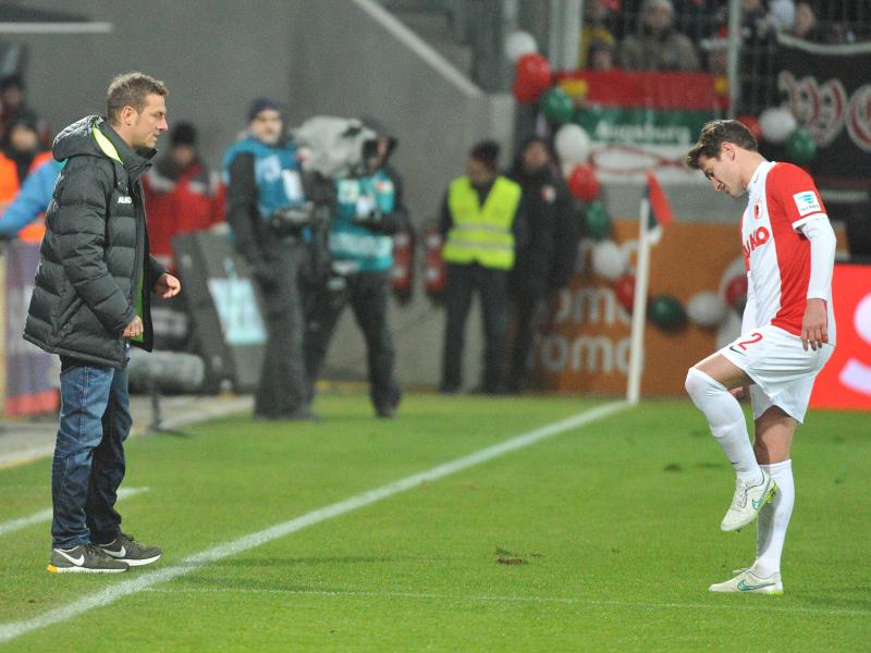 Augsburgs Trainer Markus Weinzierl (l.) muss auf Paul Verhaegh verzichten Augsburgs Trainer Markus Weinzierl (l.) muss auf Paul Verhaegh verzichten