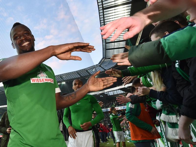 Die Bremer Spieler können sich von ihren Fans zuletzt oft feiern lassen Die Bremer Spieler können sich von ihren Fans zuletzt oft feiern lassen