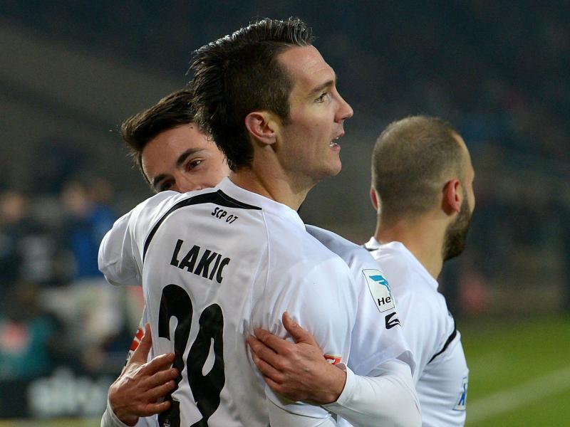 Neuzugang Srdjan Lakic (M.) gelang das 1:1 für Paderborn
