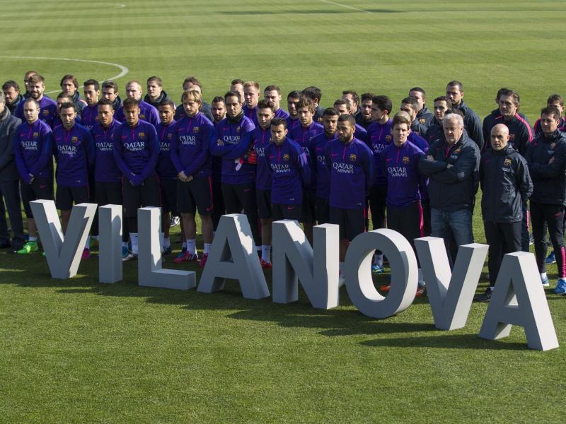 Barcelonas Spieler nehmen an der kleinen Zeremonie teil
