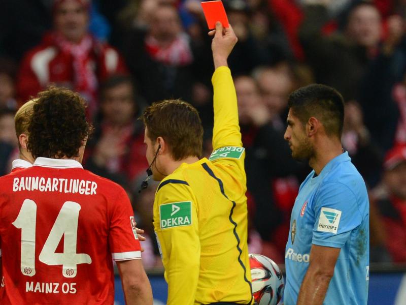 Carlos Zambrano (r.) flog in der Bundesliga zum ersten Mal vom Platz Carlos Zambrano (r.) flog in der Bundesliga zum ersten Mal vom Platz