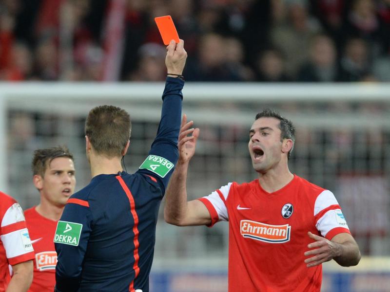 Peter Gagelmann zeigt Marc Torrejón (r.) die Rote Karte