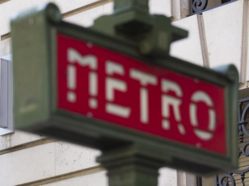 Chelsea-Fans hatten in der Metro in Paris einen dunkelhäutigen Mann am Einsteigen gehindert
