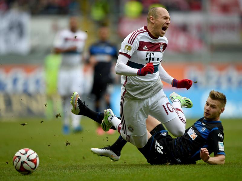 Florian Hartherz (r.) holt Arjen Robben von den Beinen