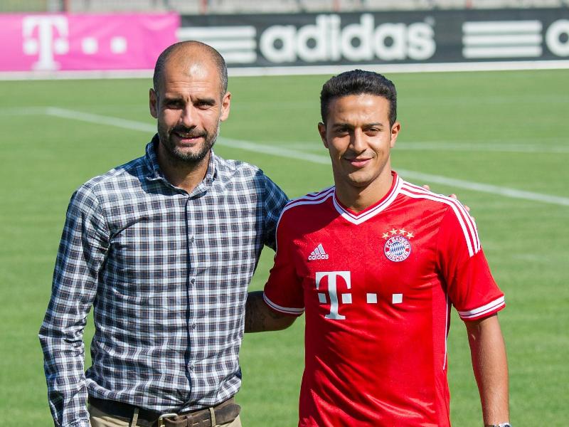 Bayern-Trainer Pep Guardiola (l.) posiert mit Thiago Alcantara Bayern-Trainer Pep Guardiola (l.) posiert mit Thiago Alcantara