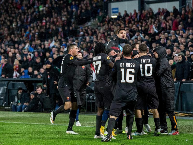 Die Spieler vom AS Rom feiern den ersten Treffer in Rotterdam