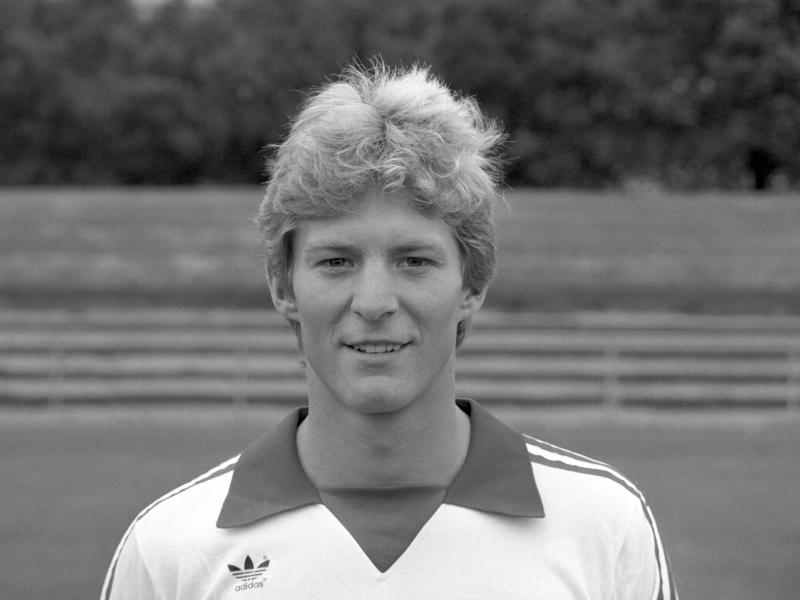 Karlheinz Förster aufgenommen beim offiziellen Fototermin des VfB Stuttgart für die Saison 1980/1981