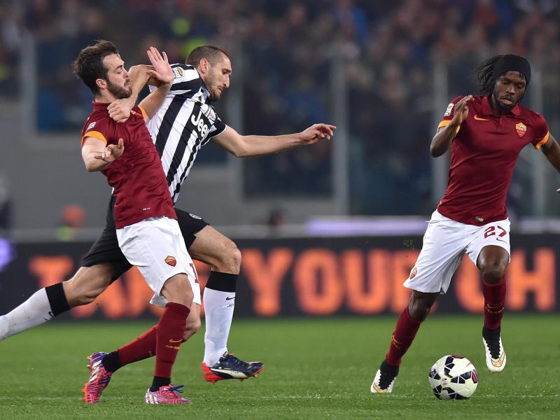Juve-Verteidiger Giorgio Chiellini versucht sich gegen die Roma-Gegenspieler Miralem Pjanic und Gervinho durchzusetzen