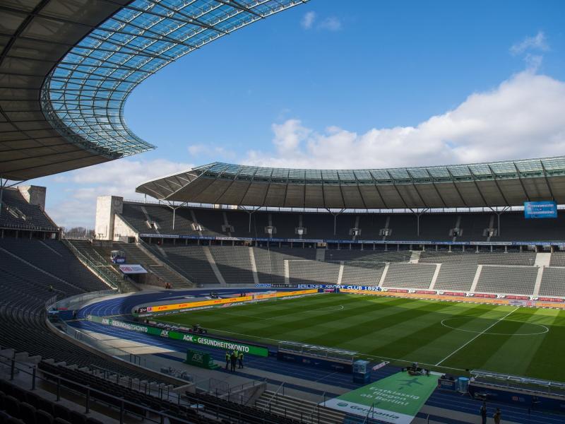 Die UEFA gibt die Kapazität des Berliner Olympiastadions für das Endspiel mit 70.500 Zuschauern an