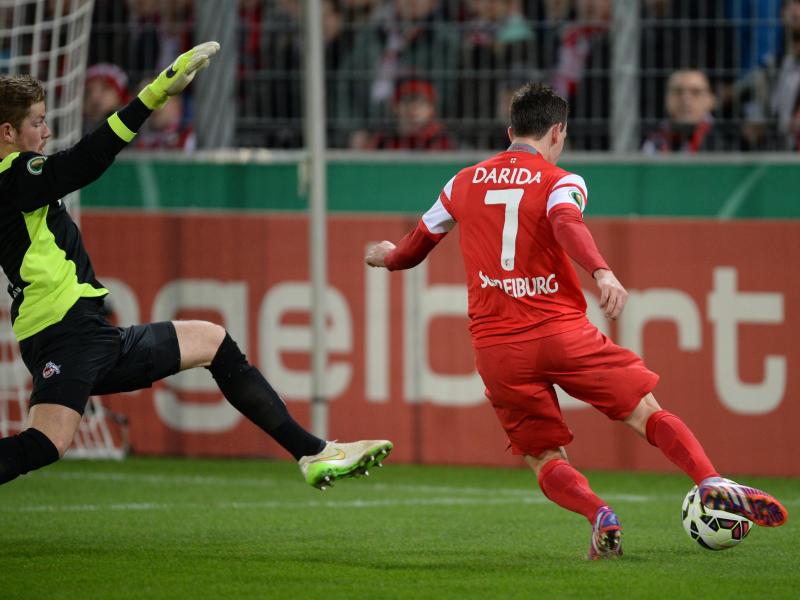 Vladimir Darida (r.) erzielt das 2:0 für Freiburg gegen Torwart Timo Horn (l.) vom 1. FC Köln