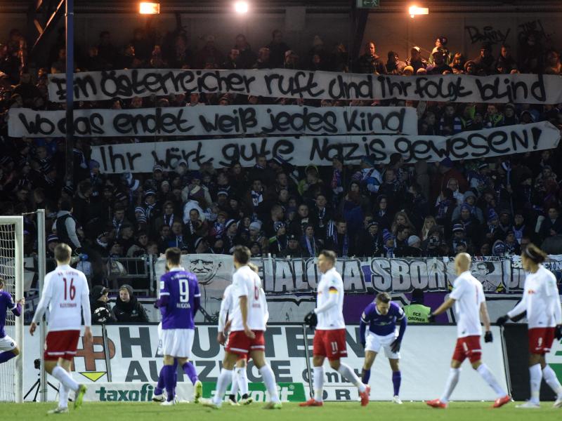 Auer Fans halten Transparente mit der Aufschrift «Ein Österreicher ruft und ihr folgt blind, wo das endet weiß jedes Kind. Ihr wärt gute Nazis gewesen!» in die Höhe