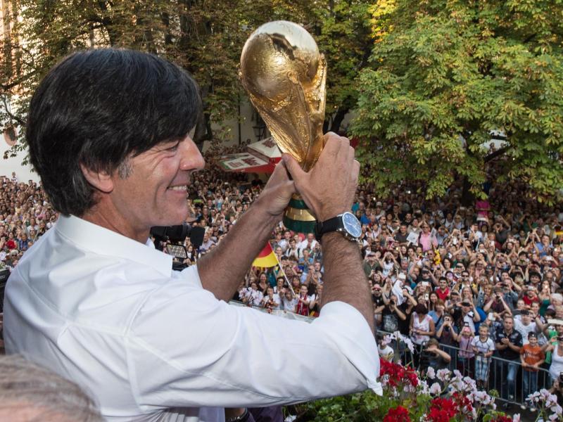 Joachim Löw mit dem WM-Pokal - jetzt soll auch der EM-Titel her