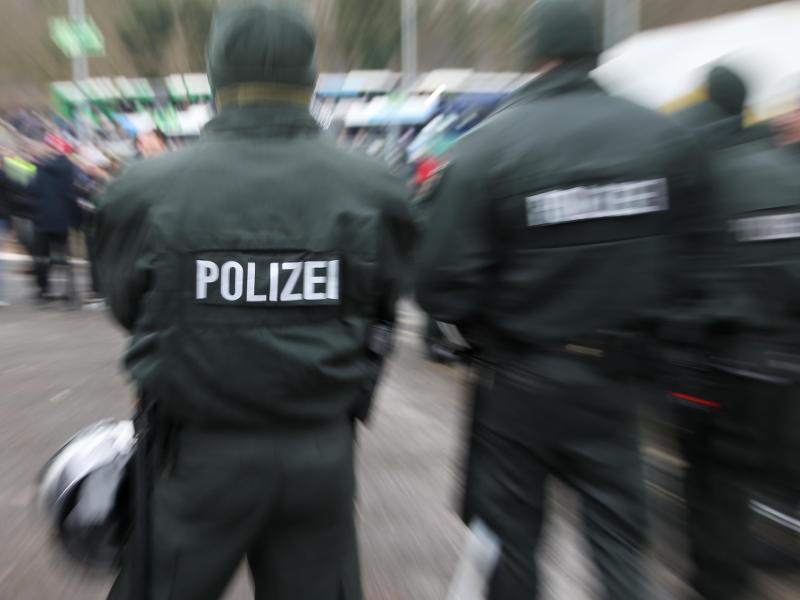 Die Polizei musste vor dem Spiel Hertha BSC gegen den FC Schalke 04 eingreifen Die Polizei musste vor dem Spiel Hertha BSC gegen den FC Schalke 04 eingreifen