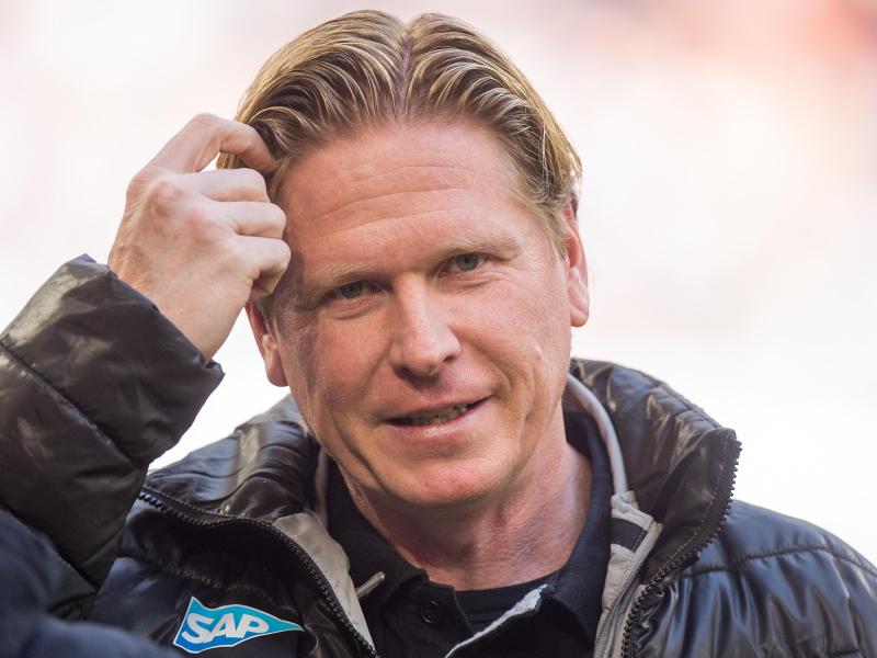 Hoffenheims Trainer Markus Gisdol regt sich über Südkoreas Nationaltrainer Uli Stielike auf