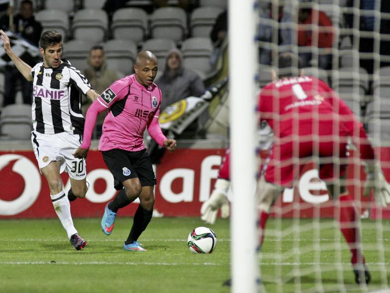 Yacine Brahimi (M.) vom FC Porto stürmt von Luis Aurelio bedrängt auf das Tor von Nacional zu