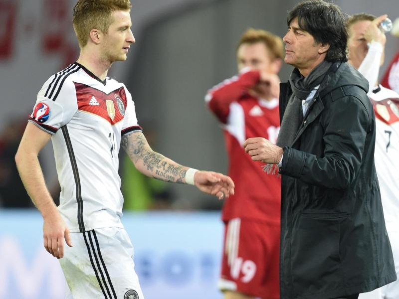 Joachim Löw (r.) freut sich über die Rückkehr von Marco Reus ins Nationalteam