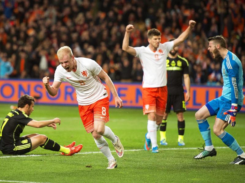 Davy Klaasen (2.v.l.) bejubelt sein Tor zum 2:0 für die Niederlande gegen Spanien