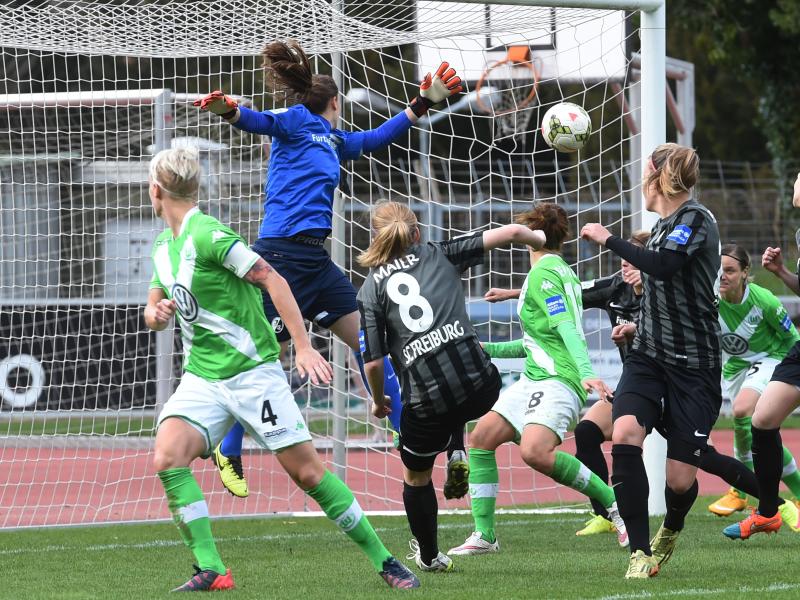 Nilla Fischer (l.) erzielt für den VfL Wolfsburg den Treffer zum 1:0. Freiburg-Keeperin Laura Benkarth kann nicht halten