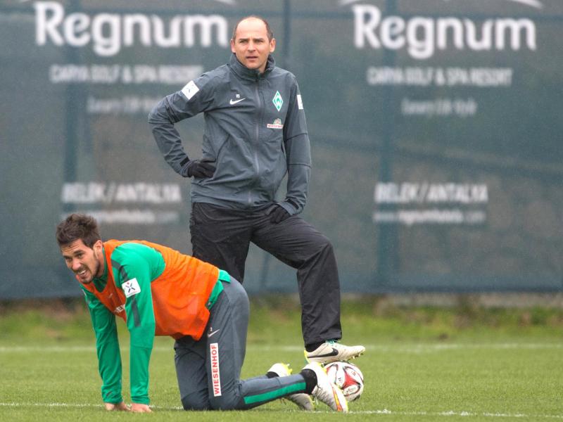 Santiago Garcia (l.) wird Werder-Coach Viktor Skripnik vermutlich länger fehlen Santiago Garcia (l.) wird Werder-Coach Viktor Skripnik vermutlich länger fehlen