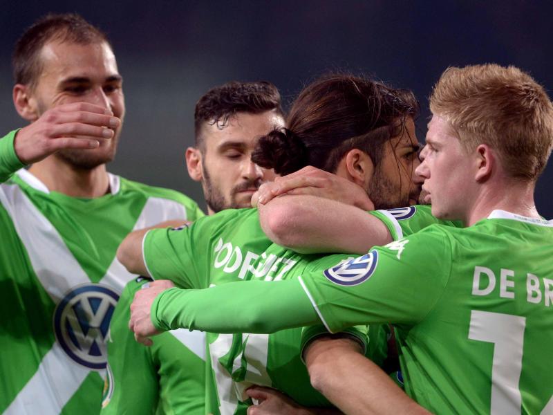 Der Strafstoßtreffer von Ricardo Rodriguez (2.v.r) entscheidet das Viertelfinale zugunsten der Wolfsburger