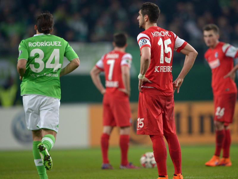 Wolfsburgs Ricardo Rodriguez (l.) nach seinem Treffer gegen den SC Freiburg