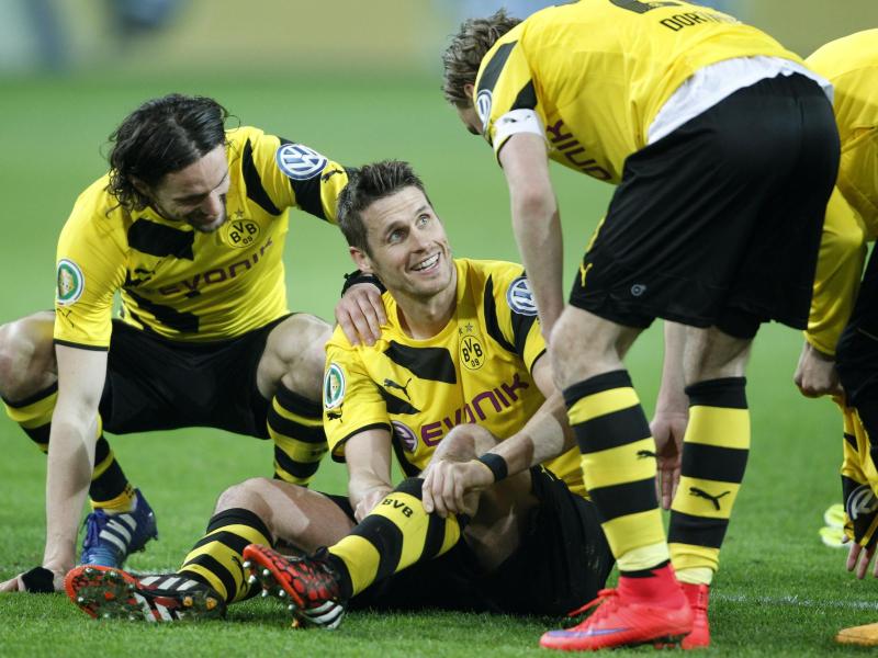 Die BVB-Spieler wussten, bei wem sie sich zu bedanken hatten: Sebastian Kehl (M)