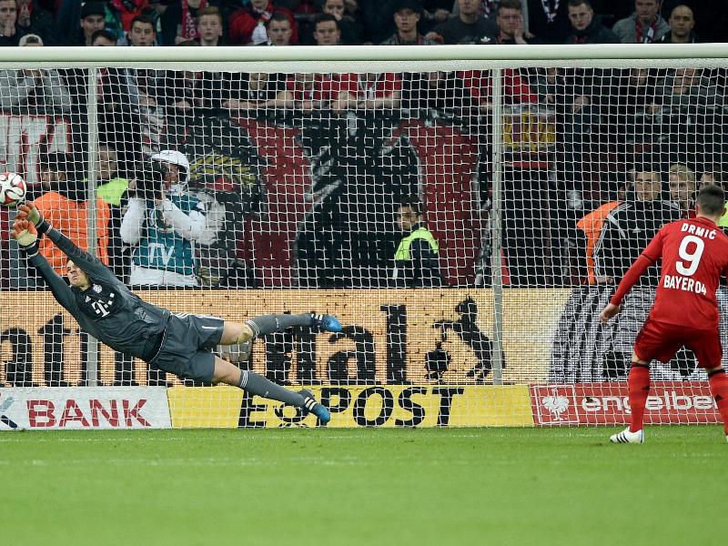Manuel Neuer hält den Elfmeter von Josip Drmic