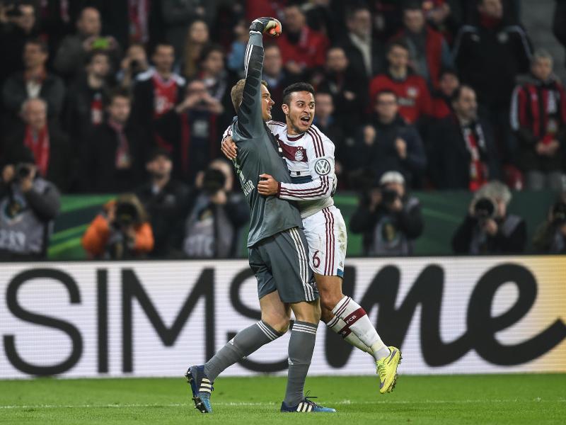 Manuel Neuer feiert Thiago nach seinem verwandelten Elfmeter
