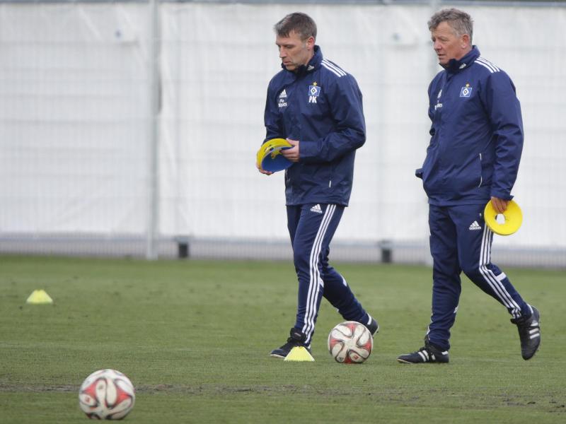 HSV-Interimstrainer Peter Knäbel (l) und Co-Trainer Peter Hermann begeben sich zum Mannschaftstraining HSV-Interimstrainer Peter Knäbel (l) und Co-Trainer Peter Hermann begeben sich zum Mannschaftstraining