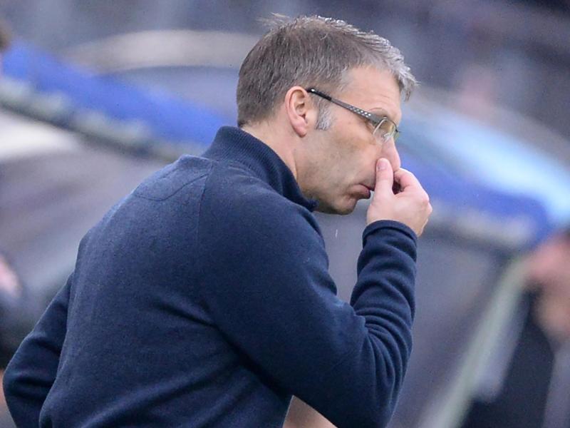 Der HSV hält weiter an Trainer Peter Knäbel fest.