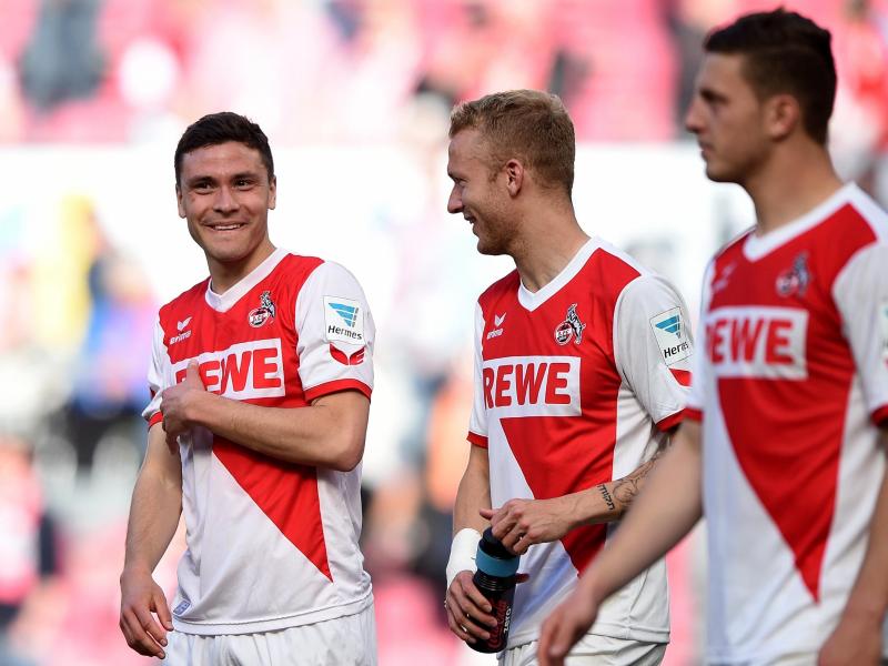 Köln freut sich über den schönen Treffer von Jonas Hector (l)