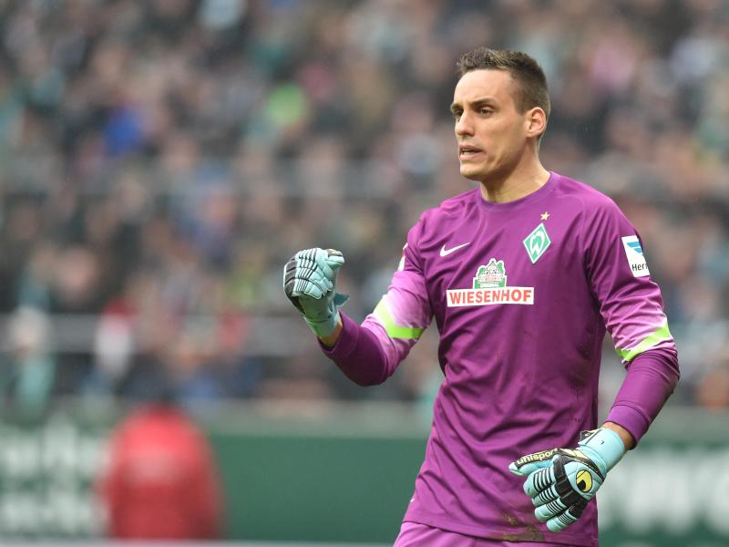 Bremens Trainer Viktor Skripnik baut gegen den HSV auf Torwart Raphael Wolf Bremens Trainer Viktor Skripnik baut gegen den HSV auf Torwart Raphael Wolf