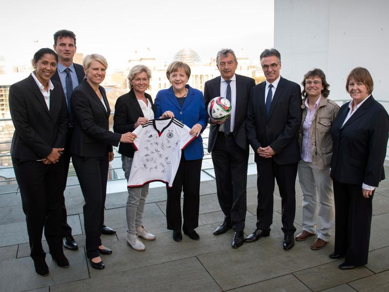 Bundeskanzlerin Angela Merkel empfing unter anderem Bundestrainerin Silvia Neid.