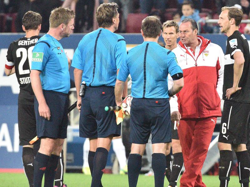VfB-Trainer Hub Stevens diskutierte nach dem Spiel auch mit dem Schiedsrichtergespann