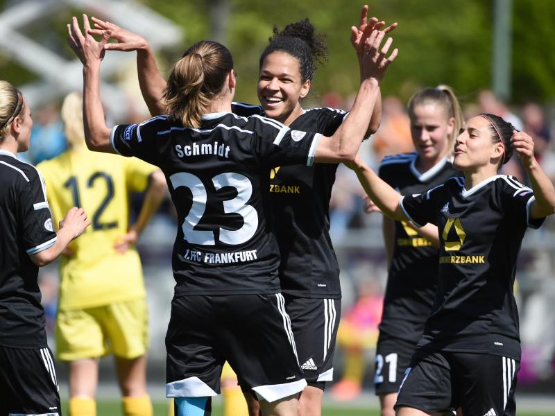 Frankfurts Spielerinnen jubeln nach dem Tor zum 3:0