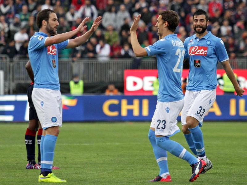 Die Napoli-Spieler feiern den Treffer zum 3:0 gegen Cagliari Calcio