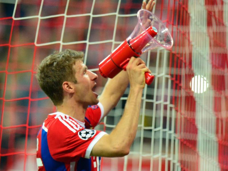 Thomas Müller war nach dem Abpfiff kaum noch zu halten Thomas Müller war nach dem Abpfiff kaum noch zu halten