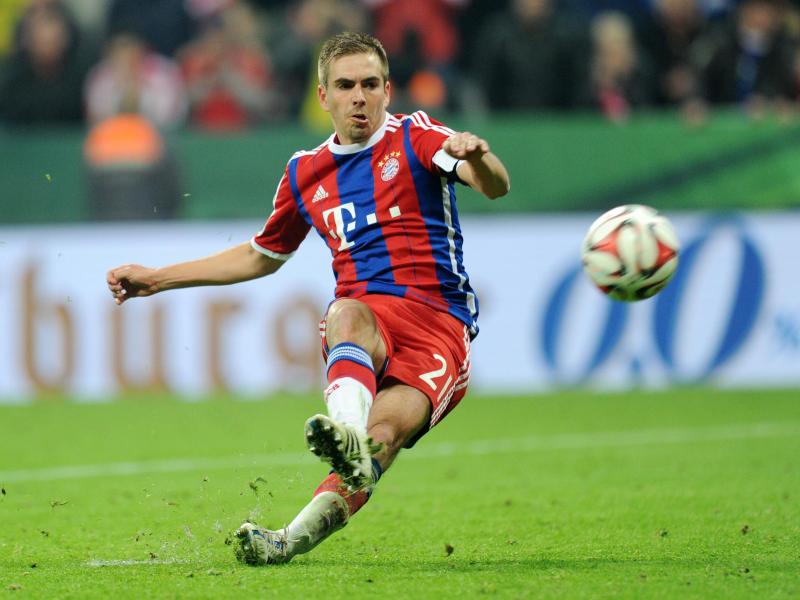 Philipp Lahm rutscht beim Elfmeterschießen weg Philipp Lahm rutscht beim Elfmeterschießen weg