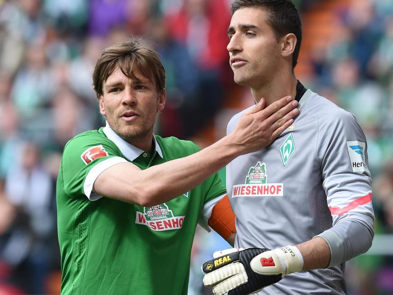 Clemens Fritz (l.) bleibt noch ein weiteres Jahr bei Werder