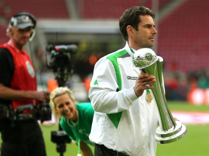 Wolfsburgs Trainer Ralf Kellermann (r) will nach dem Pokalsieg das Double