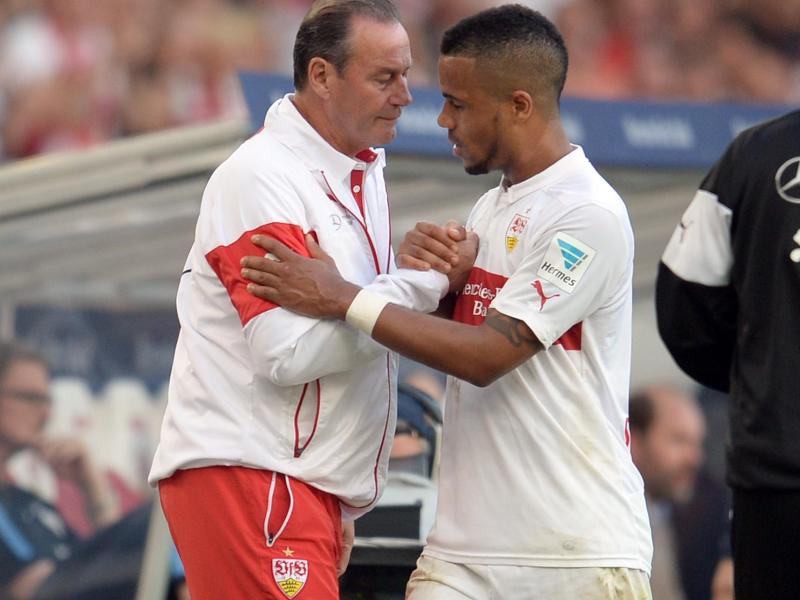 VfB-Trainer Huub Stevens (l) bedankte sich beim Torschützen Daniel Didavi