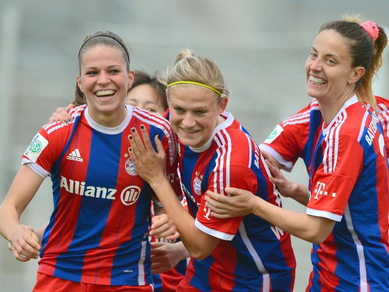 Melanie Leupolz, Carina Wenninger und Raffaella Manieri (v.l.) holen sich mit Bayern die Meisterschaft