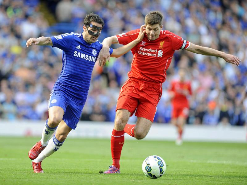 Cesc Fabregas (l.) vom FC Chelsea und Liverpools Steven Gerrard kämpfen um den Ball