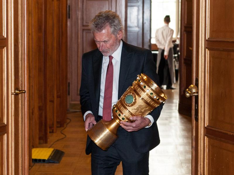 Paul Breitner brachte den DFB-Pokal ins Rote Rathaus in Berlin