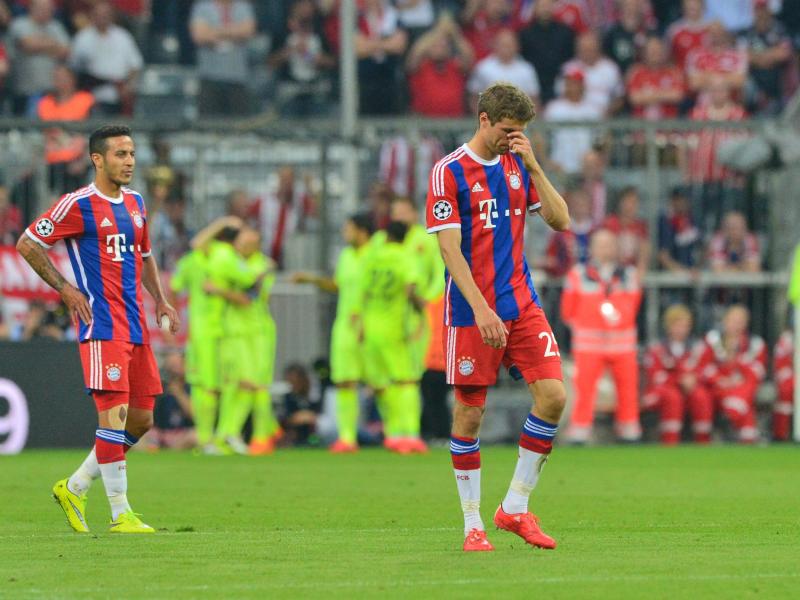 Die Bayernprofis Thomas Müller (M.) und Thiago waren enttäuscht