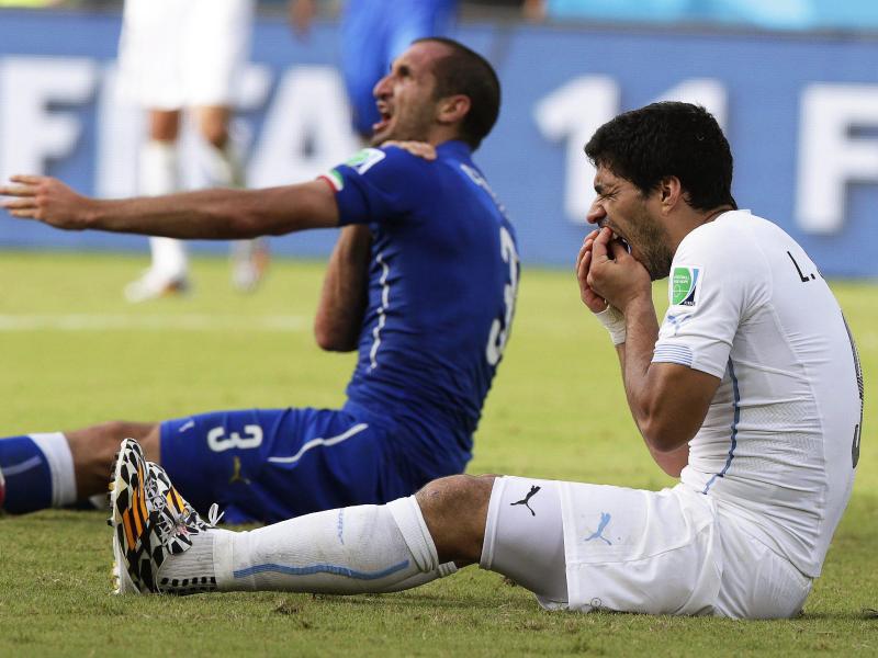 Uruguays Luis Suárez (r.) hatte dem Italiener Giorgio Chiellini bei der WM in Brasilien in die Schulter gebissen