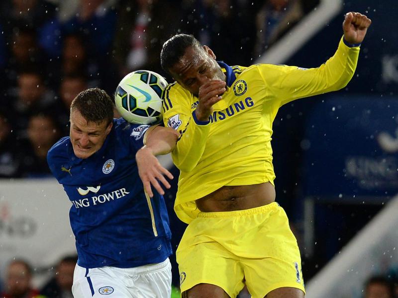 Leicesters Robert Huth (l.) im Duell mit Chelseas Star Didier Drogba