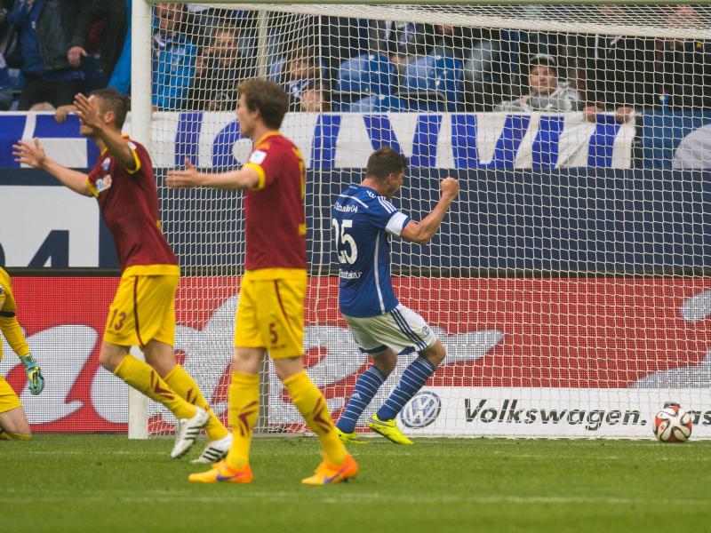 Uwe Hünemeier köpfte ins eigene Tor. Schalke gewinnt glücklich mit 1:0